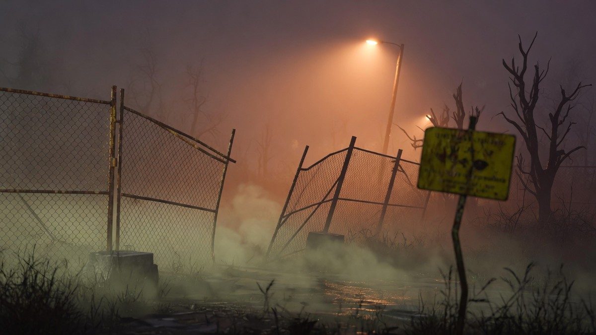 Clôture rouillée et brume nocturne évoquant une zone d'exclusion abandonnée