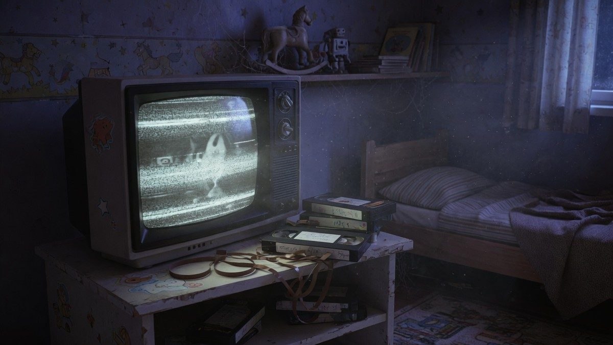 Un vieux téléviseur allume dans une chambre sombre, avec une cassette VHS posee a proximite, ambiance inquietante