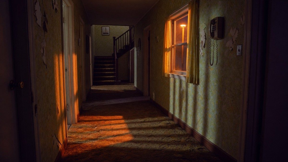 Couloir sombre et inquiétant évoquant l'ambiance d'une traque nocturne façon slasher
