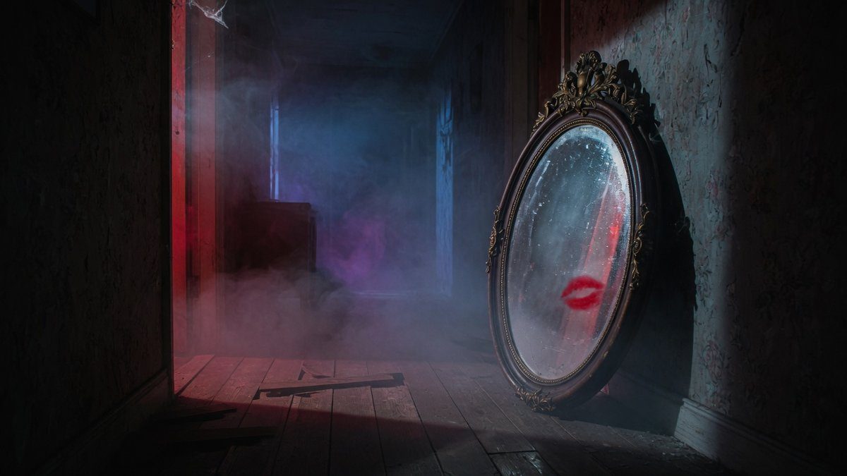 Couloir sombre et brumeux avec un miroir ancien reflétant une lueur rouge inquiétante