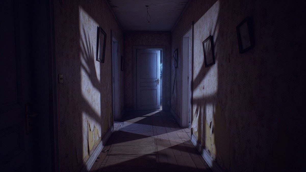 Couloir sombre et inquiétant d'une maison la nuit, avec une porte entrouverte laissant filtrer une lumière froide