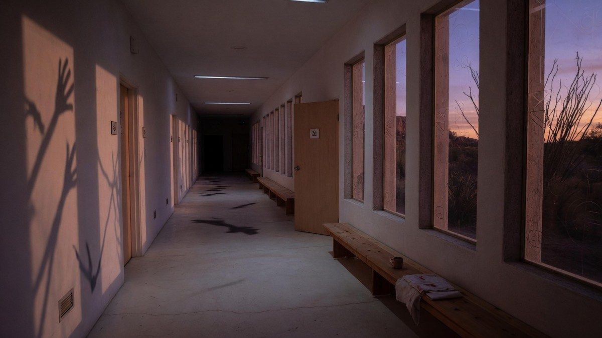 Couloir désertique d'une retraite isolée baigné d'une lumière crépusculaire inquiétante