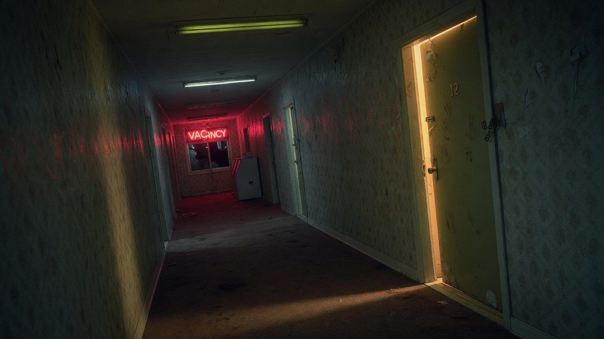 Couloir de motel sombre éclairé par un néon rouge, porte entrouverte, ambiance inquiétante