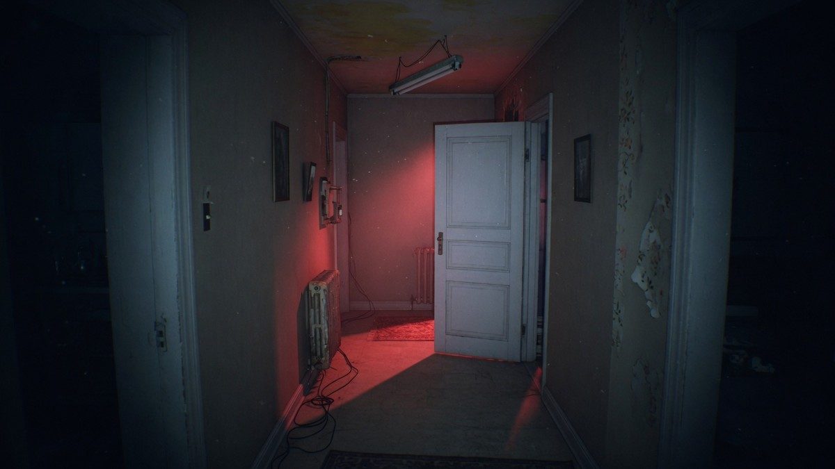 Couloir sombre et inquiétant avec une porte entrouverte laissant filtrer une lumière rouge