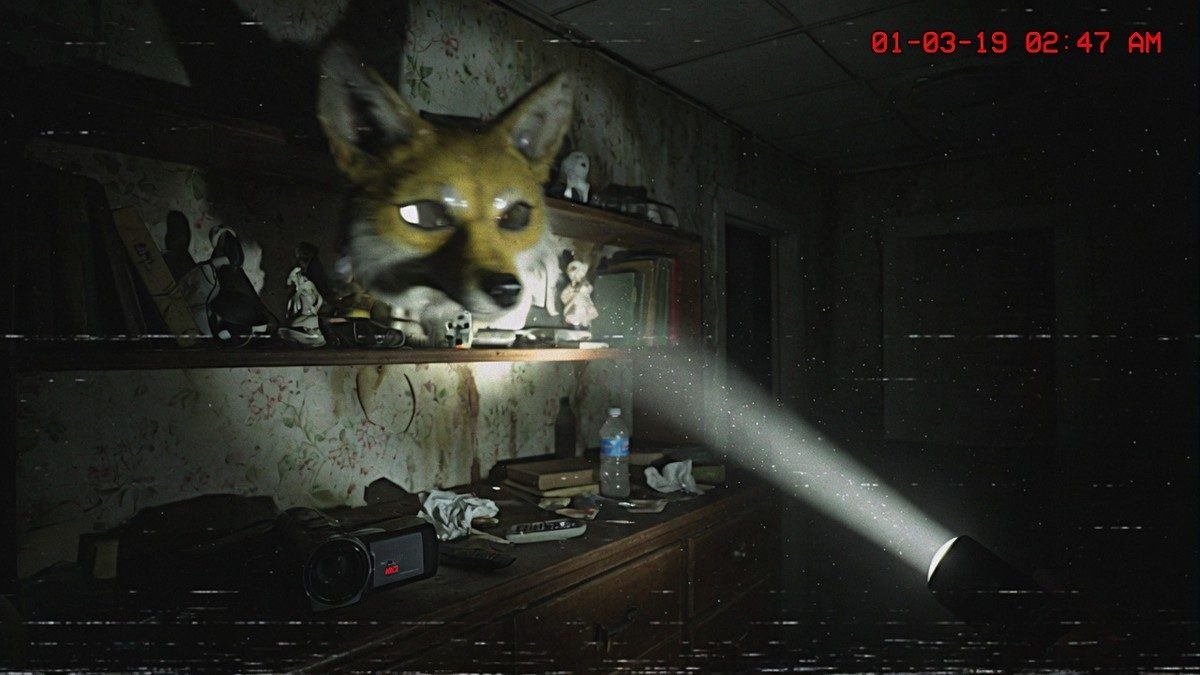 Caméra de poche filmant une pièce sombre avec un masque animal flou en arrière-plan, ambiance found footage horreur