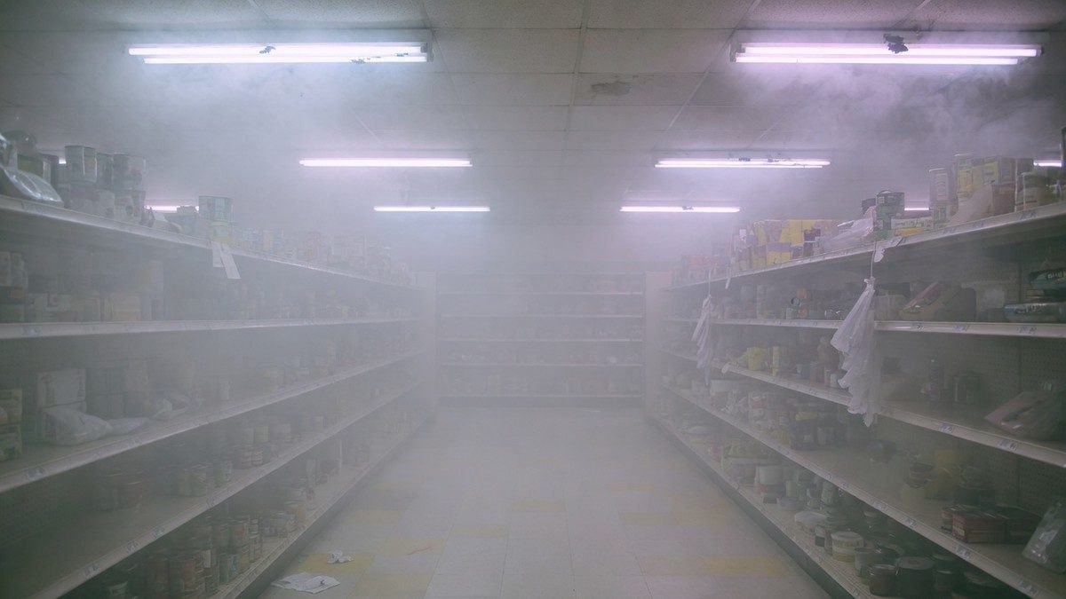 Rayons d'un supermarché envahis par une brume épaisse et inquiétante