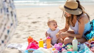 maman préparant les affaires de plage pour son bébé avec tout le nécessaire
