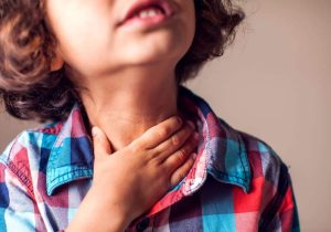 Voix enrouée chez l'enfant : comprendre et traiter la laryngite