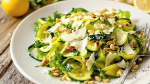 Elle tranche finement sa courgette et ajoute citron, parmesan et pignons "c’est devenu ma salade préférée de l’été"