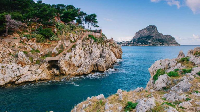 Vue panoramique d’un sentier de randonnée longeant les falaises dans le Parc national des Calanques à Marseille, idéal pour une randonnée pédestre en bord de mer
