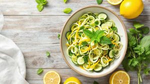 recette de la salade d’été avec courgette, concombre, menthe et citron présentée dans un bol