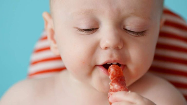 «Carnivore Babies» : Ce mouvement controversé qui fait polémiques aux États-Unis (Les parents nourrissent leurs bébés UNIQUEMENT avec de la viande!)