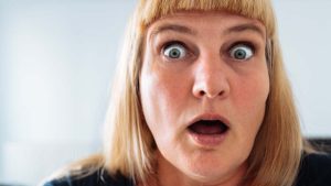 Quiz ultime sur les films d'horreur cultes avec questions sur Cannibal Holocaust, Blair Witch Project, Halloween et Psycho - testez vos connaissances de cinéphile expert en films d'épouvante légendaires