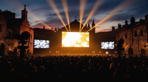 découvrez comment le festival du film d’art de saint-cirq-lapopie connaît une fréquentation record et se prépare avec ambition pour son édition 2026, célébrant l’art cinématographique dans un cadre exceptionnel.