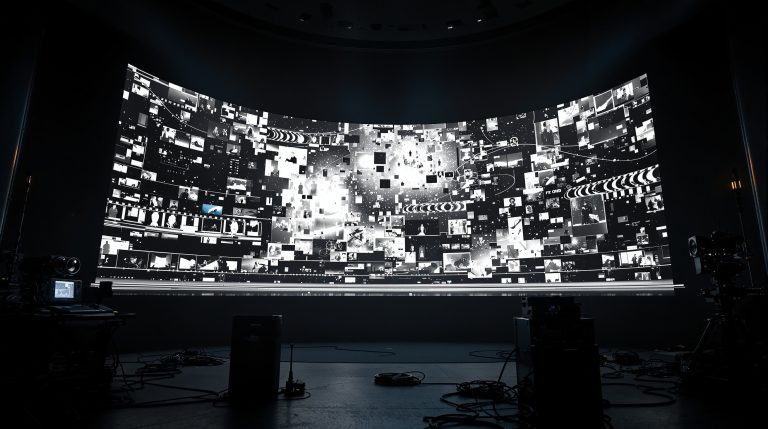 découvrez les réalités méconnues du métier de monteur, entre défis précaires et passion durable, pour mieux comprendre ce rôle clé du cinéma et de la télévision.