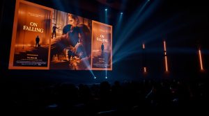 participez à une soirée ciné-débat captivante à cholet dédiée au drame poignant « on falling ». découvrez les thèmes profonds du film et échangez vos points de vue avec d'autres passionnés.