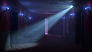 Couloir de cinéma plongé dans une lumière bleutée et brumeuse, ambiance oppressante