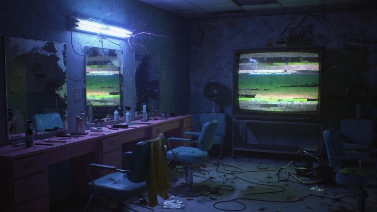 Salon sombre éclairé par une lampe vacillante et un écran télé grésillant, ambiance inquiétante façon Black Mirror