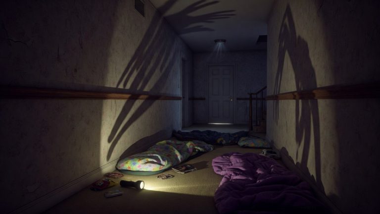 Couloir sombre et sacs de couchage éclairés par une lampe torche, ambiance soirée pyjama inquiétante