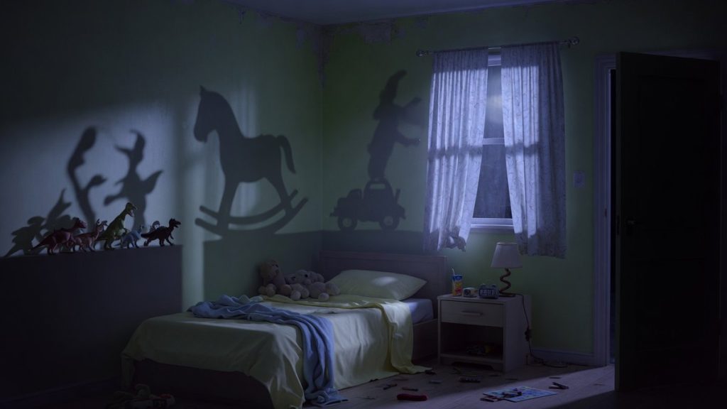 Chambre d'enfant plongée dans l'obscurité à 3h du matin, jouets projetant des ombres inquiétantes, porte entrouverte sur un couloir noir