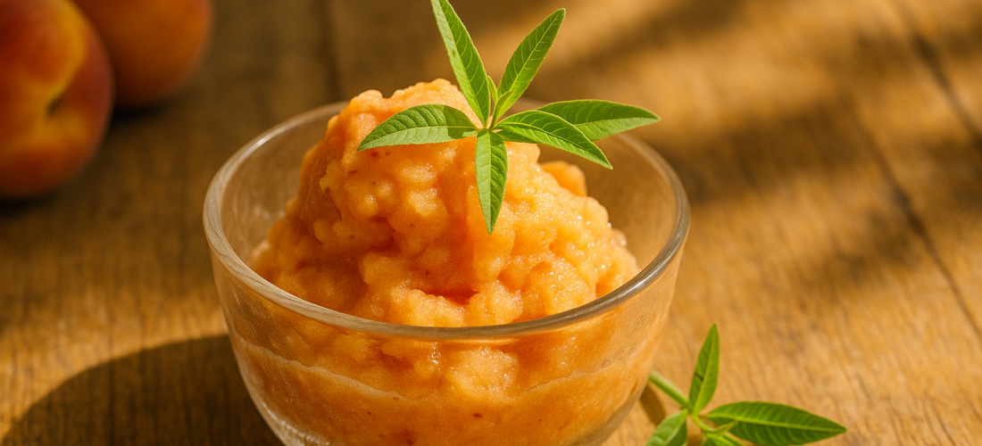 Recette sorbet maison à la pêche et verveine dans un bol avec feuilles fraîches