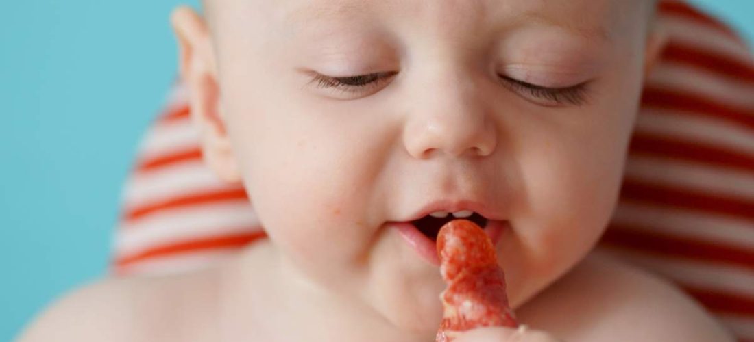 «Carnivore Babies» : Ce mouvement controversé qui fait polémiques aux États-Unis (Les parents nourrissent leurs bébés UNIQUEMENT avec de la viande!)