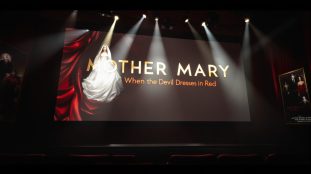 découvrez "mother mary, quand le diable s’habille en rouge", le film de la semaine sur euronews culture. une œuvre captivante qui mêle mystère et passion.