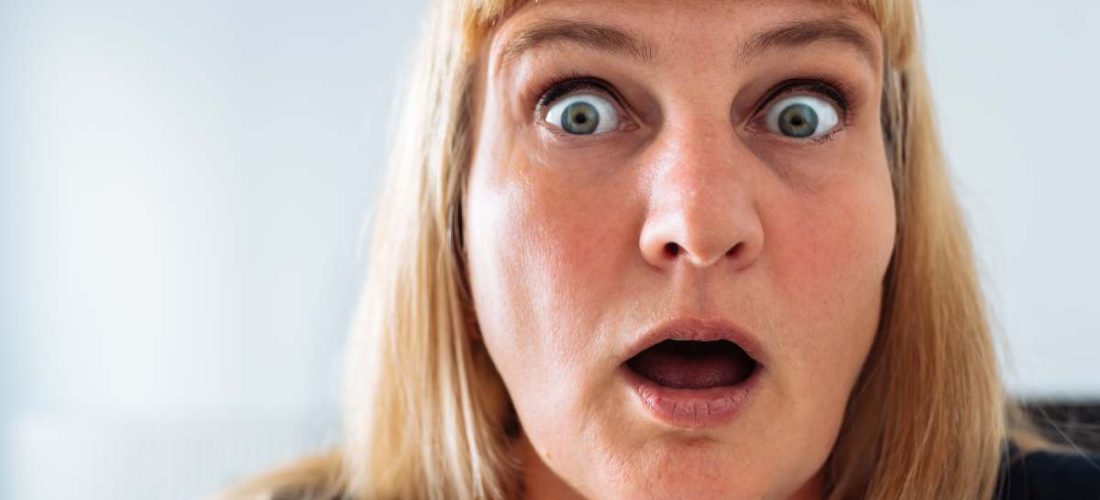 Quiz ultime sur les films d'horreur cultes avec questions sur Cannibal Holocaust, Blair Witch Project, Halloween et Psycho - testez vos connaissances de cinéphile expert en films d'épouvante légendaires