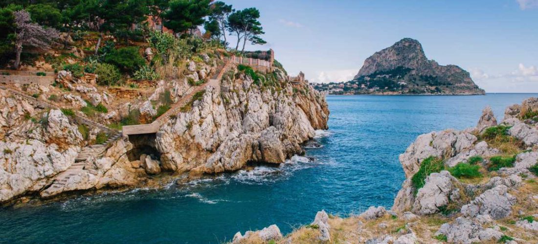 Vue panoramique d’un sentier de randonnée longeant les falaises dans le Parc national des Calanques à Marseille, idéal pour une randonnée pédestre en bord de mer