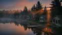 Camp de vacances désert et brumeux au crépuscule, ambiance de slasher horrifique