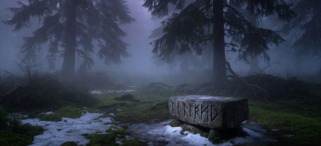 Forêt nordique brumeuse avec un autel de pierre gravé de runes, ambiance mythologique sombre