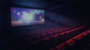 Salle de cinéma vide plongée dans une ambiance sombre et mystérieuse