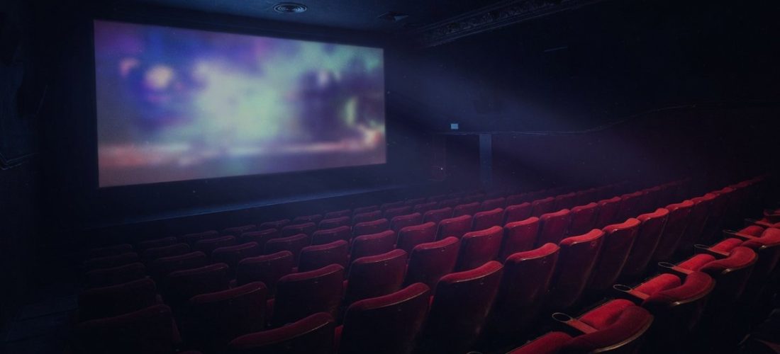 Salle de cinéma vide plongée dans une ambiance sombre et mystérieuse