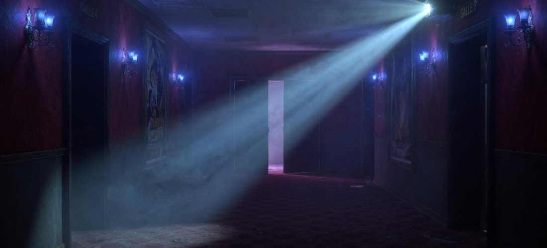 Couloir de cinéma plongé dans une lumière bleutée et brumeuse, ambiance oppressante