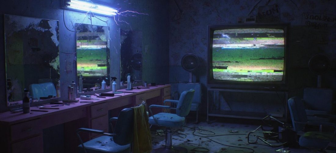 Salon sombre éclairé par une lampe vacillante et un écran télé grésillant, ambiance inquiétante façon Black Mirror