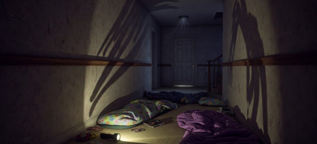 Couloir sombre et sacs de couchage éclairés par une lampe torche, ambiance soirée pyjama inquiétante